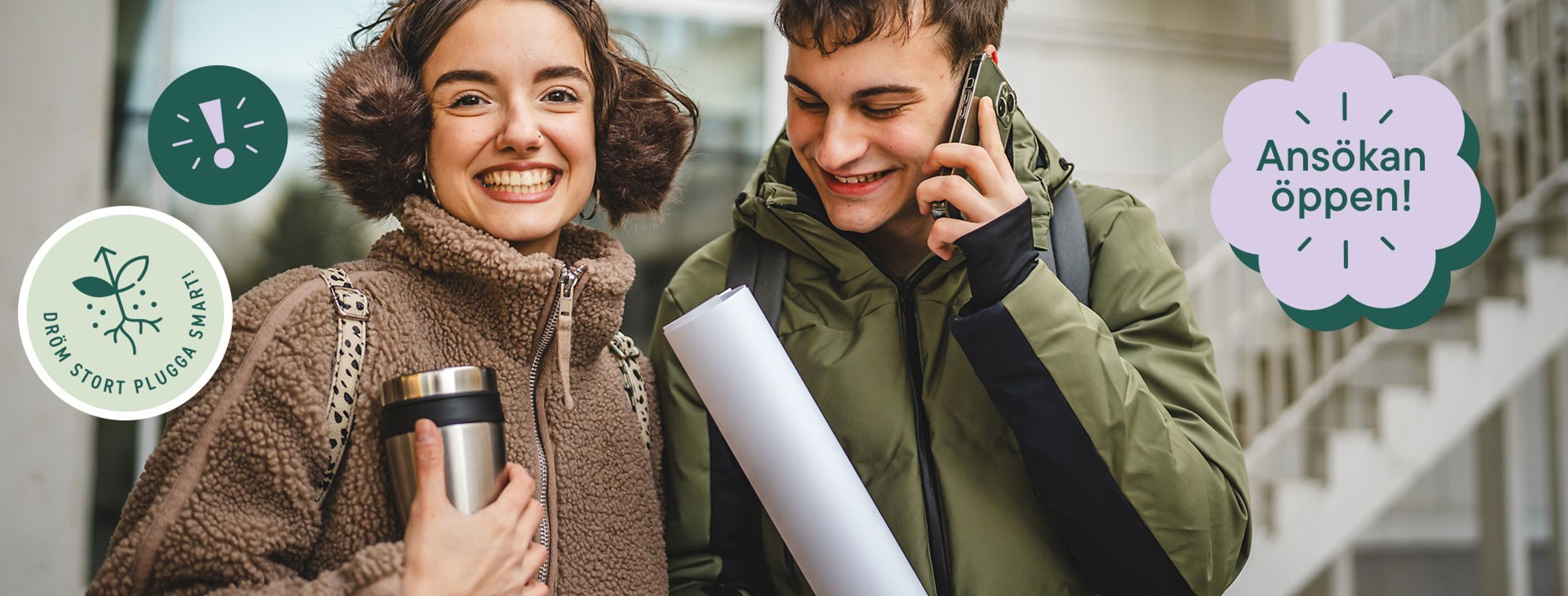 Bild på två glada studenter med informationspuffar om att höstenas ansökan är öppen.