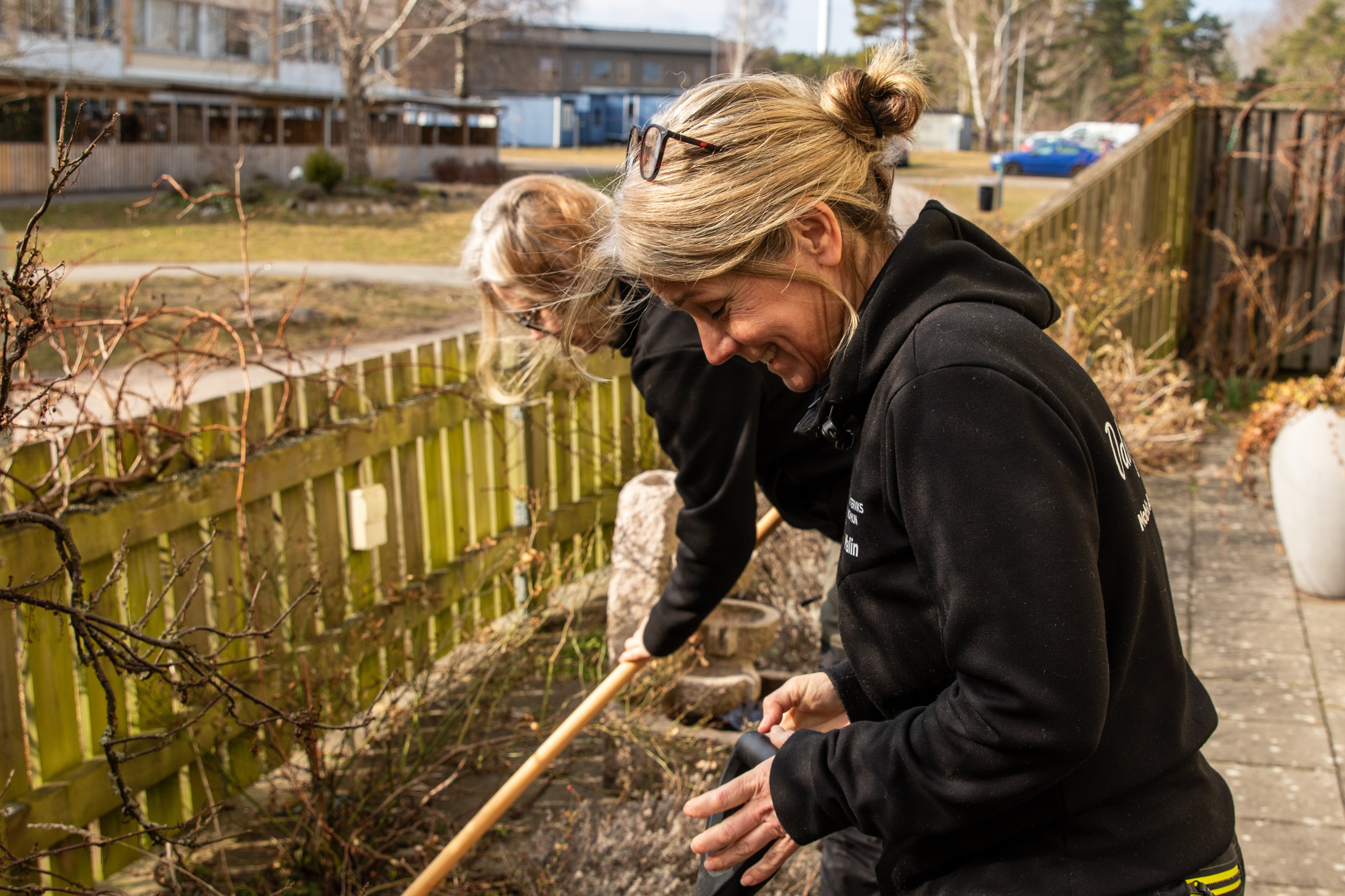 Medarbetare planterar