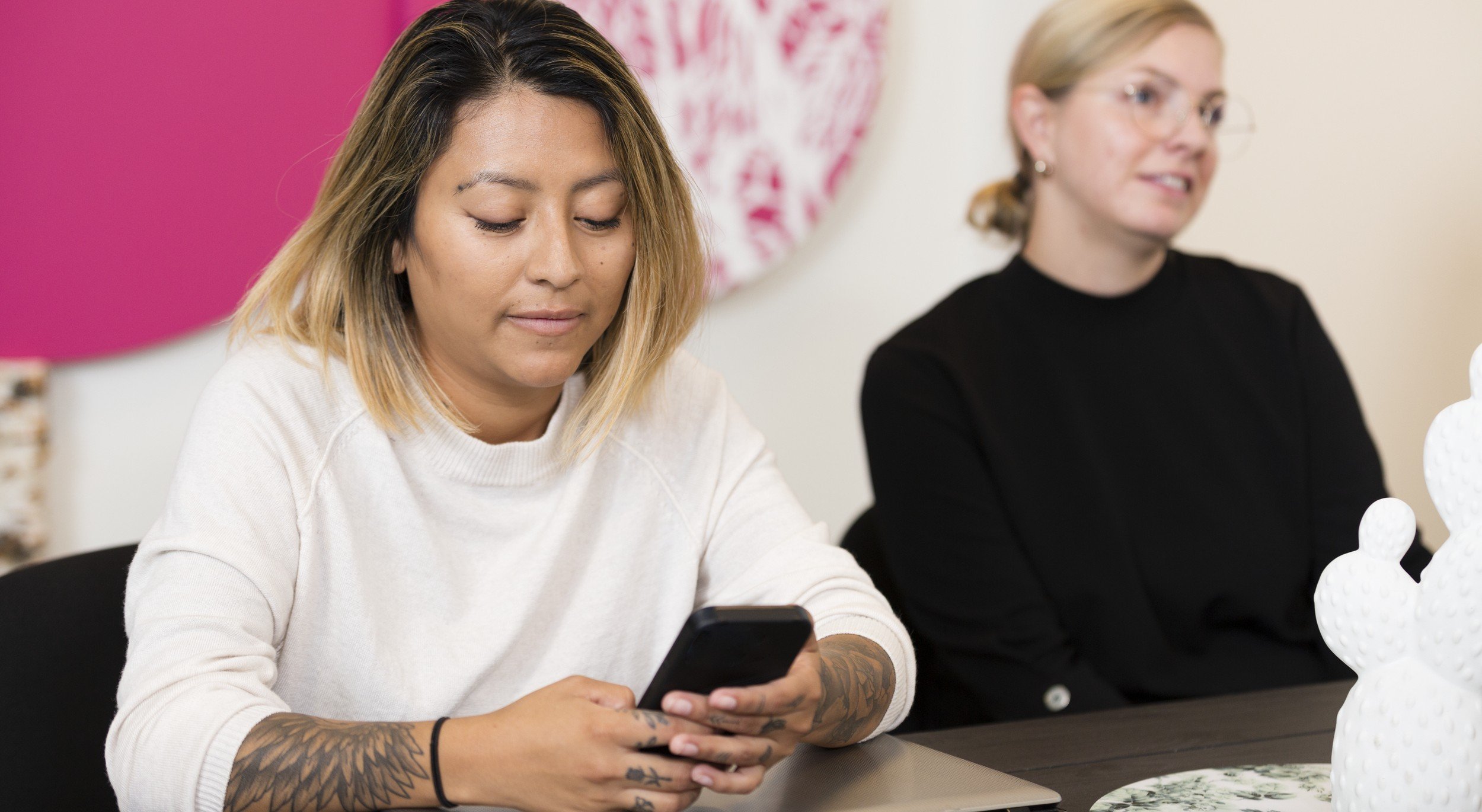 Två studenter på föreläsning. 