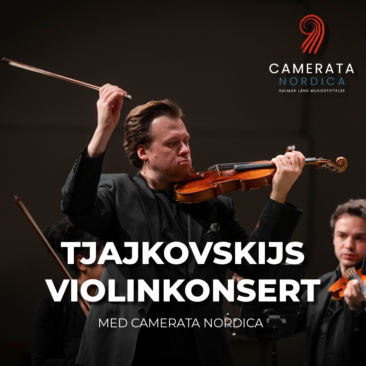 Vi ser en man som spelar fiol. Han håller sin stråke högt över huvudet.