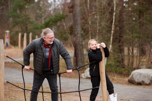 Morfar och barnbarn leker i hinderbana.