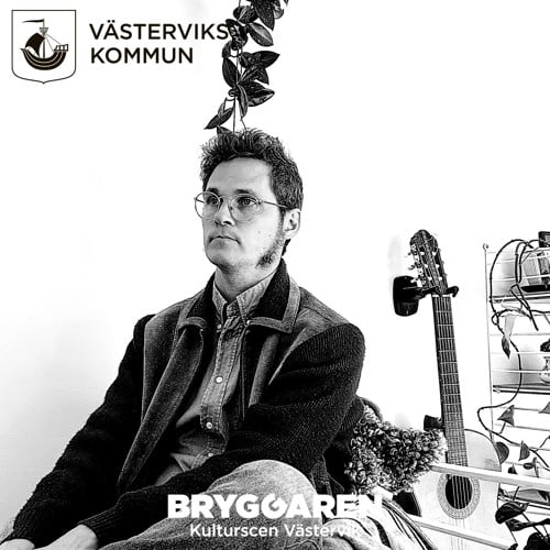 Carl Fredrik sitter bredvid sin gitarr