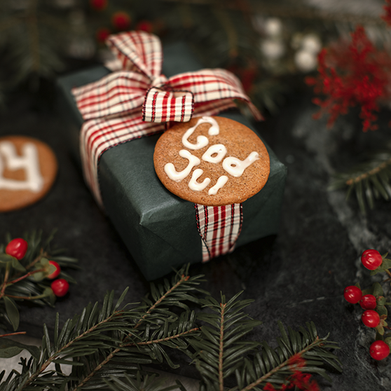 Paket och pepparkaka med texten "god jul" på.