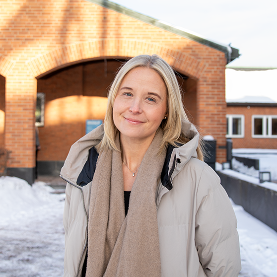Annie utanför kommunhuset.