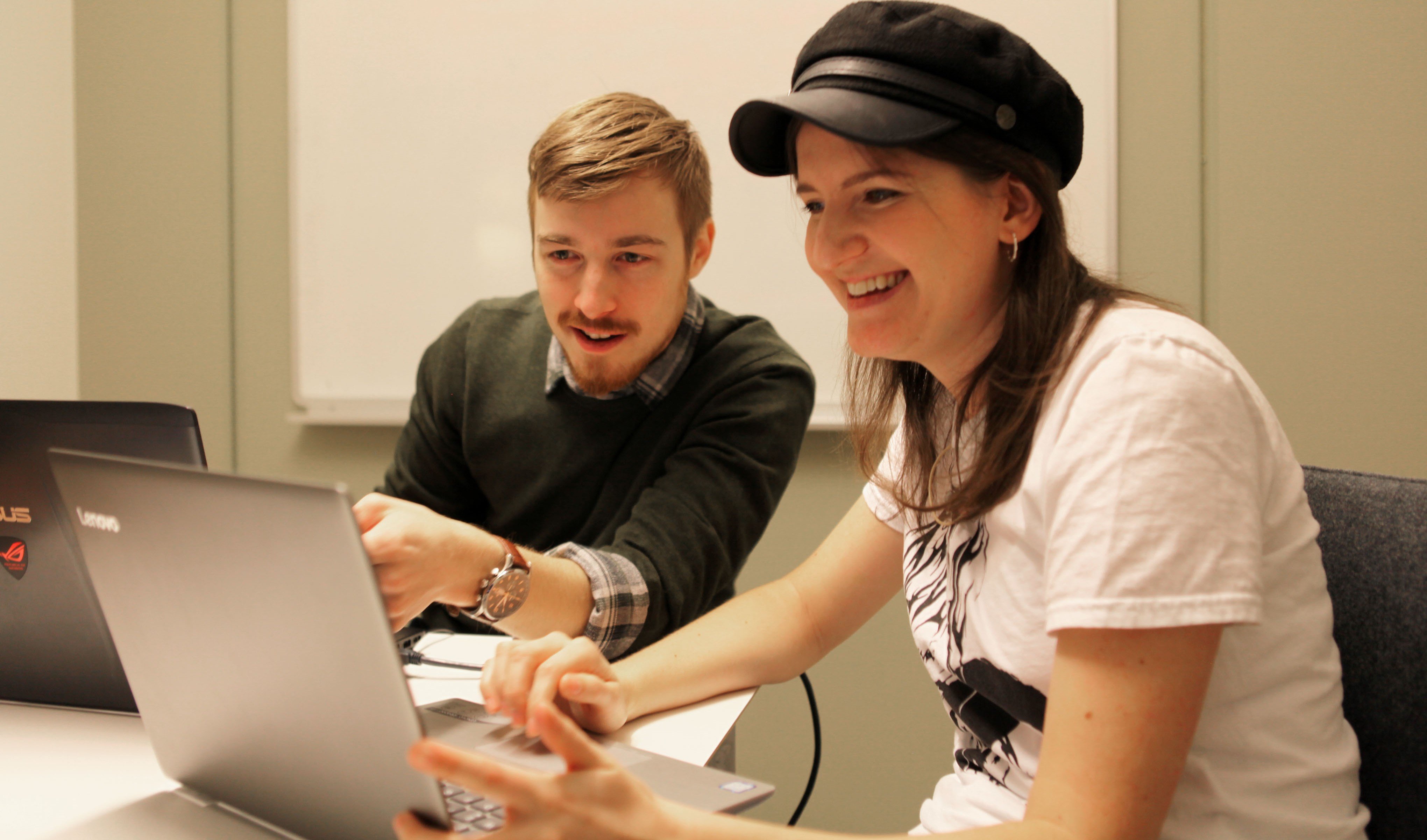 Två unga personer sitter vid en dator.