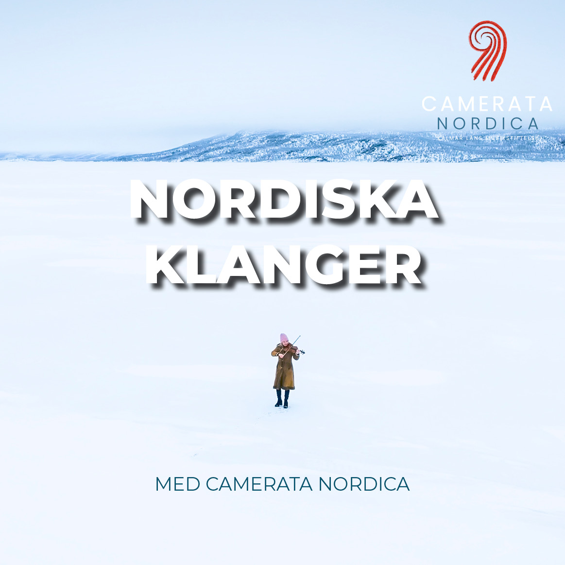 På bilden står en kvinna ute på Isen i ett tomt vinterlandskap