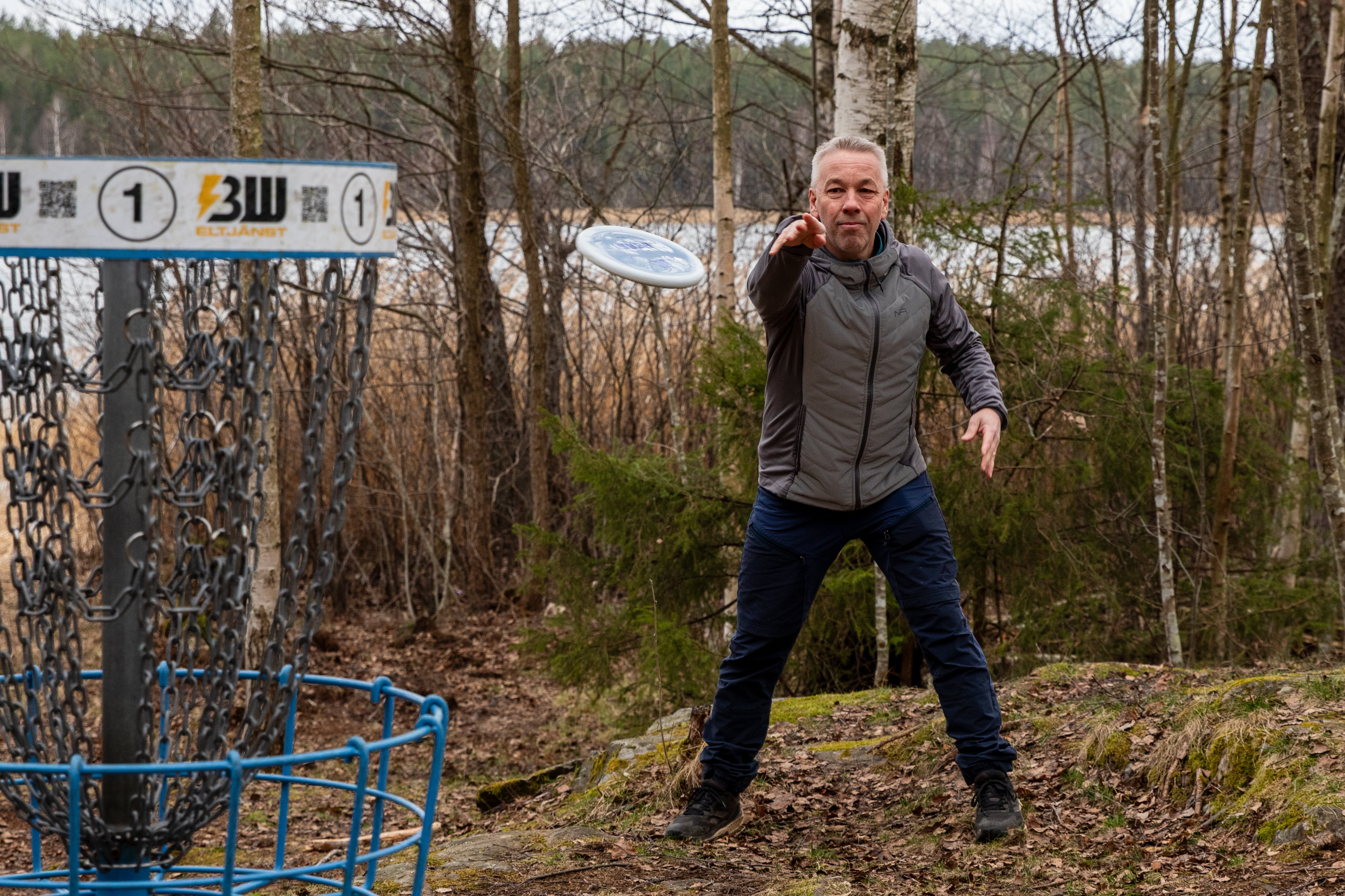 Stefan Swärd kastar disc.