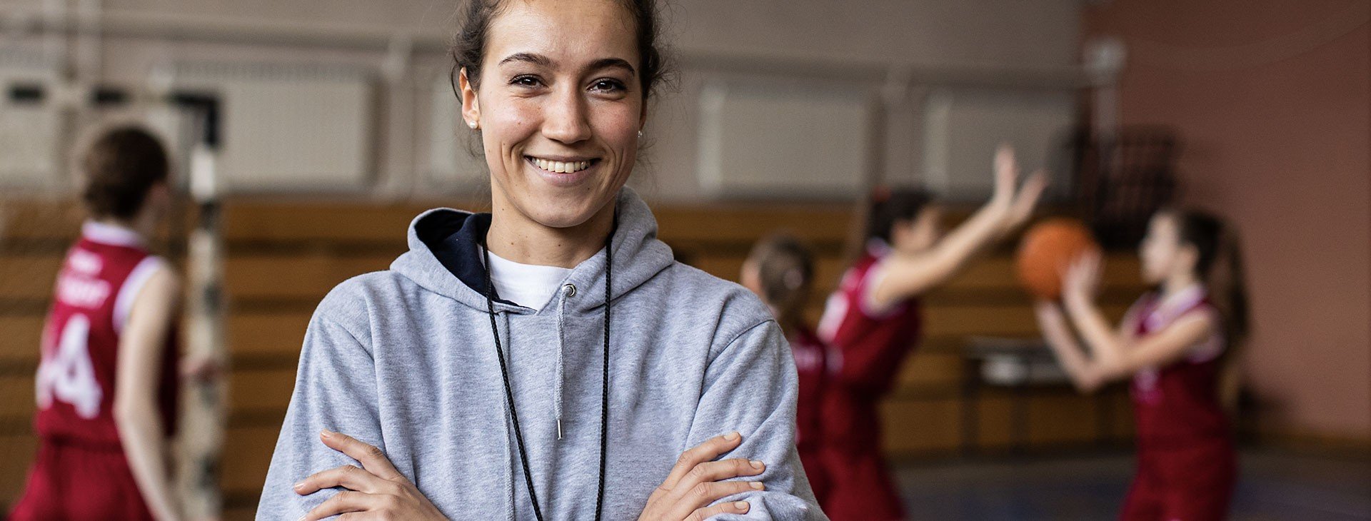 Kvinnlig fritidskärare i gympasal