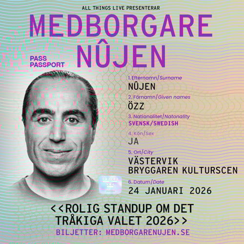 Özz Nujen syns på en sida i ett pass. Han ser glad ut.