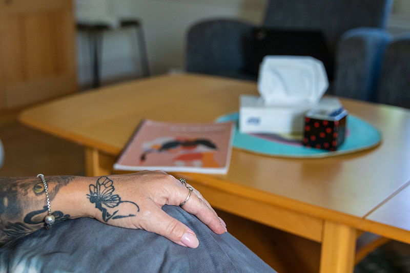 Hand i knä.