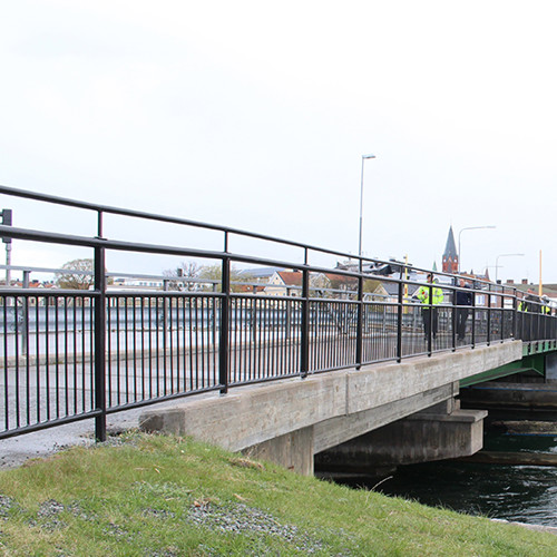 Bro över Stora Strömmen med Sankt Petri kyrka i bakgrunden.