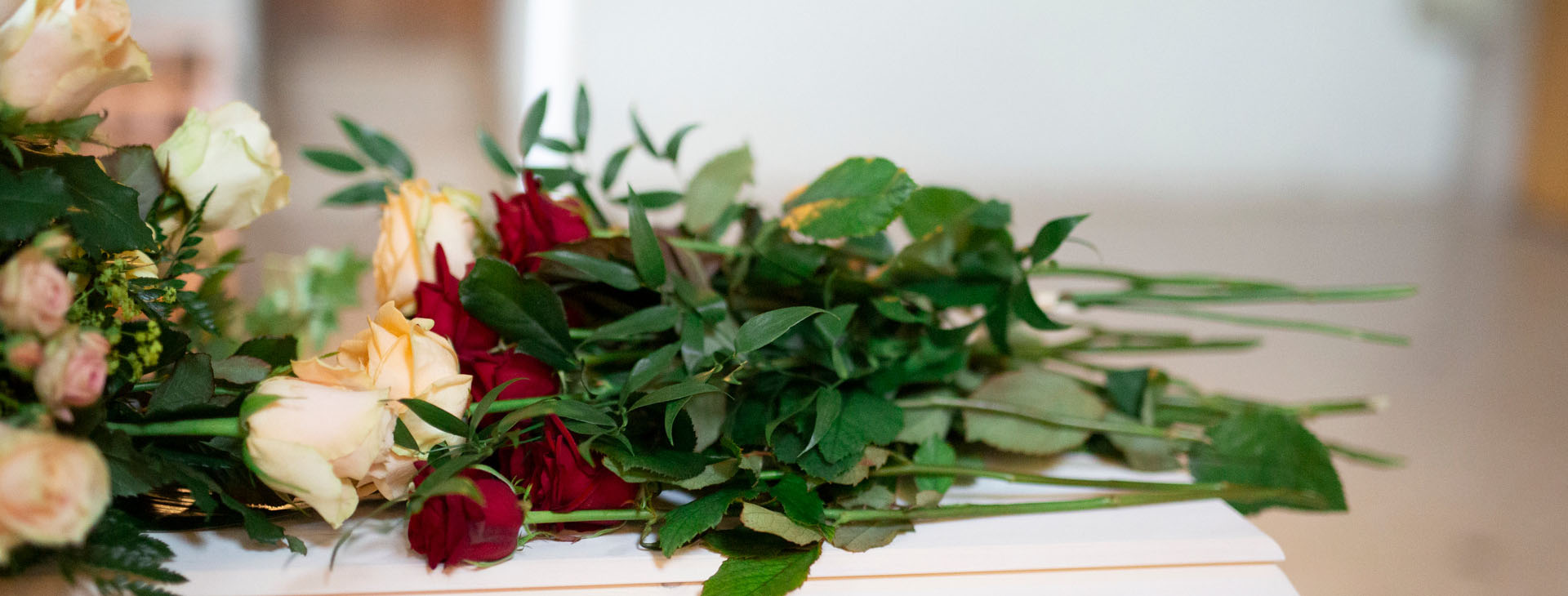 Blommor på kista. 