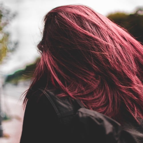 Baksidan av en person med rött hår.