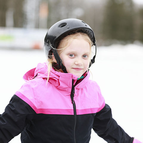 Flicka som åker skridskor.