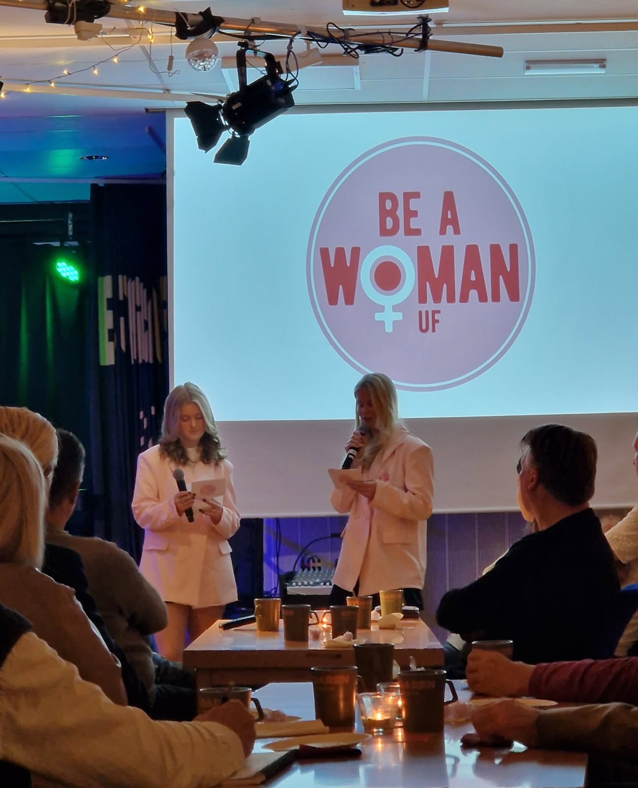 Bild på Nora och olivia med deras UF företag