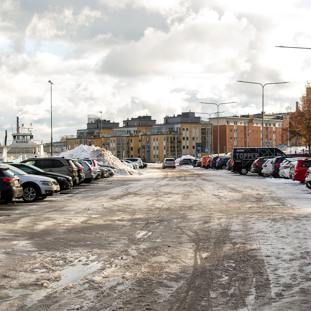Vy över parkeringen på Skeppsbrokajen.