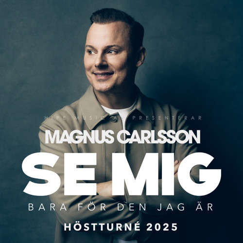 Magnus Karlsson tittar till sitt  höger och ler. I bild ser man texten SE MIG