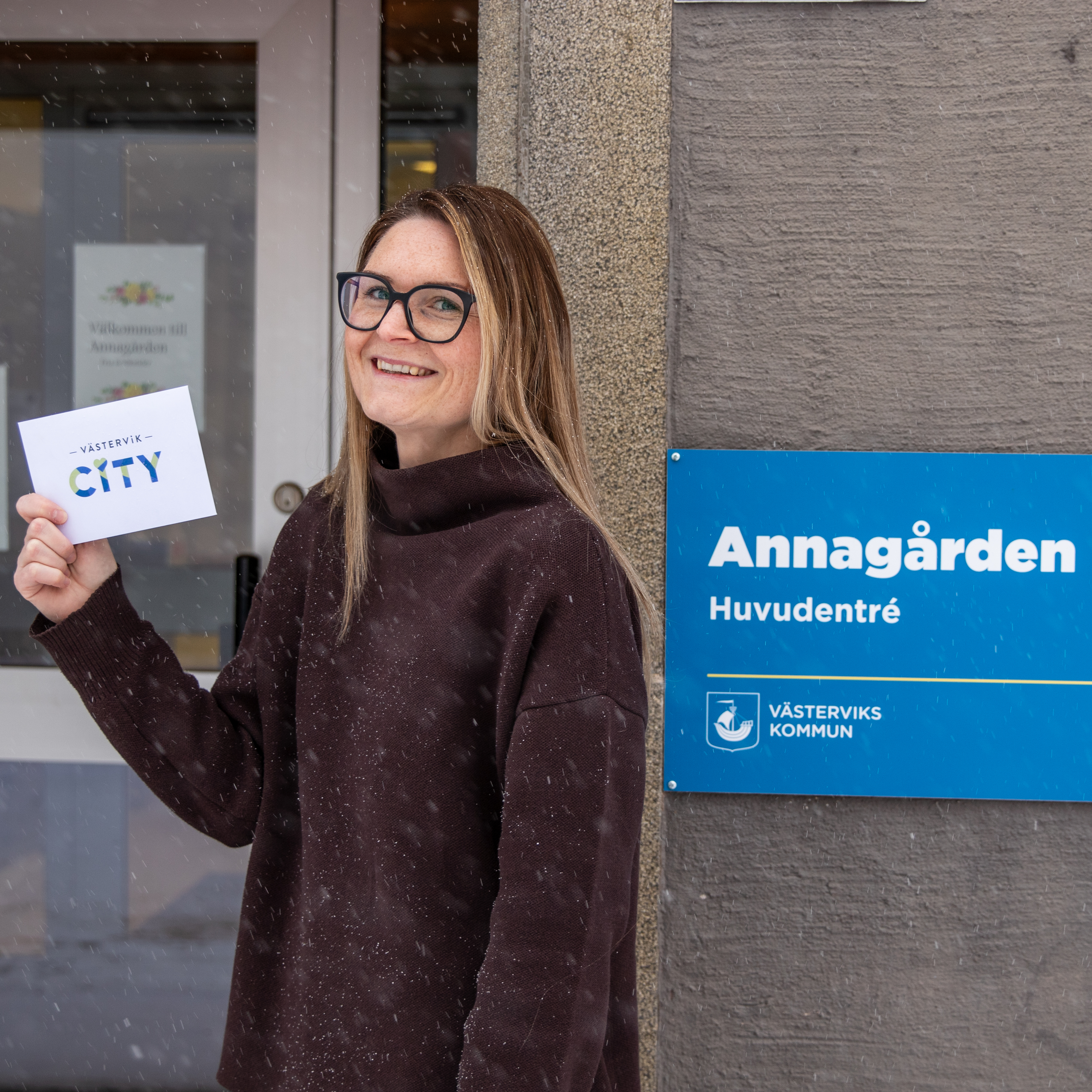 Vinnaren med sitt presentkort.