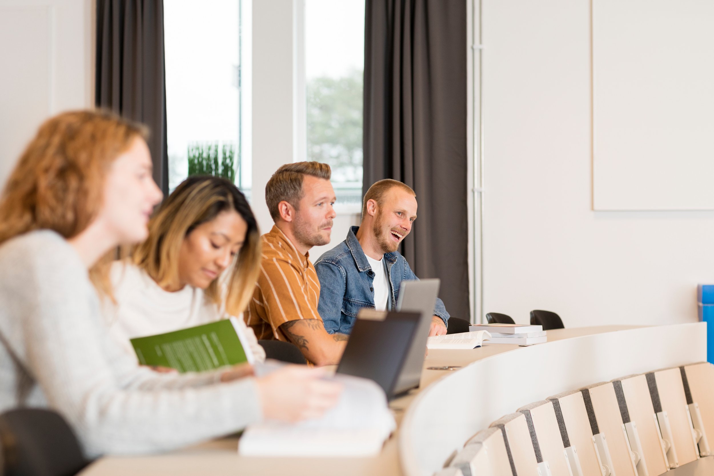 Personer skriver tenta.