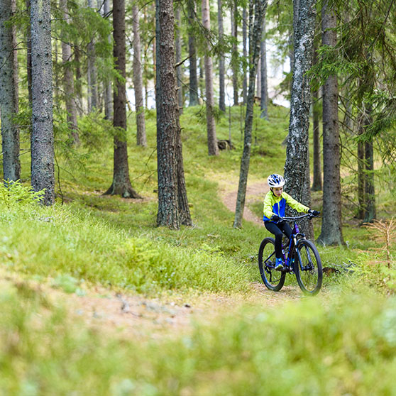 Barn som cyklar mountainbike.