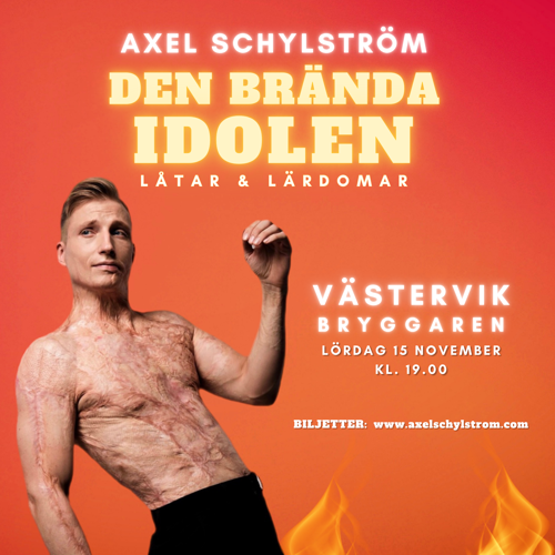 Axel står bakåtlutad mot en orange bakgrund. Han har bar överkropp så man ser hans brännskador.