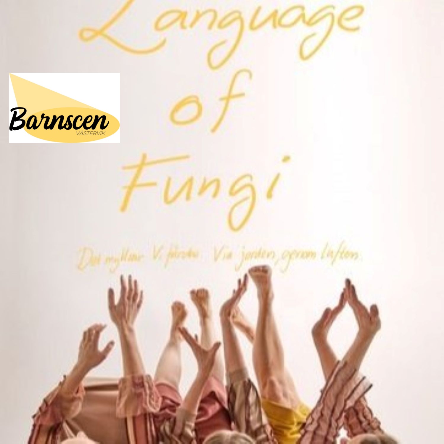 Dansarna ligger på golvet och håller händerna mot taket.