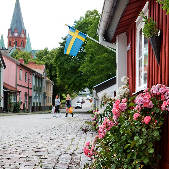Vy över gata i gamla Västervik.