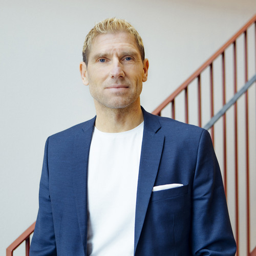 Joakim Jansson framför en trappa