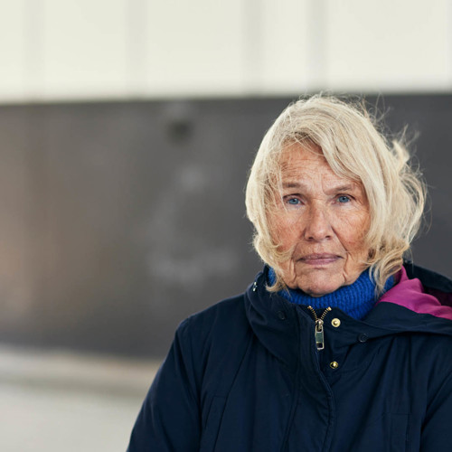 bild på en äldre kvinna utomhus med vind i håret