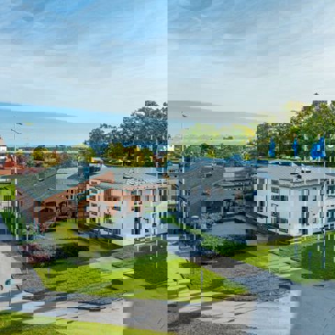 Flygbild över kommunhuset.