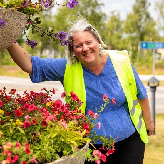 Anna bredvid en plantering vid infartsrondellen.