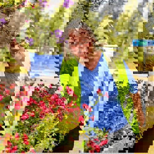 Anna bredvid en plantering  vid infartsrondellen.