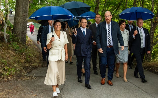 Kronprinsessan Victoria, Prins Daniel, landshövding Allan Widman, historisk ciseron Mattias Berg, Annette Hjalmarsson och kommunstyrelsens ordförande Harald Hjalmarsson