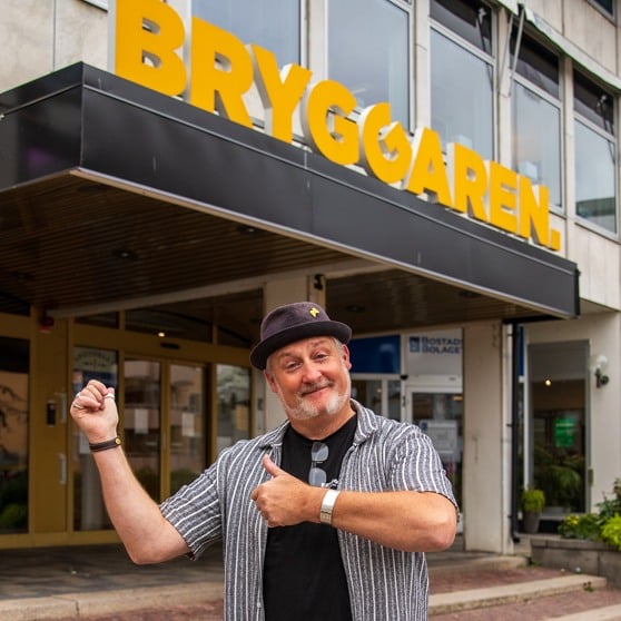 Tobias är glad och pekar in till Bryggarens lokaler.