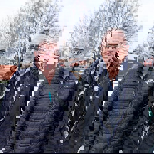 Lasse och Hasse utanför hemtjänstens lokaler.