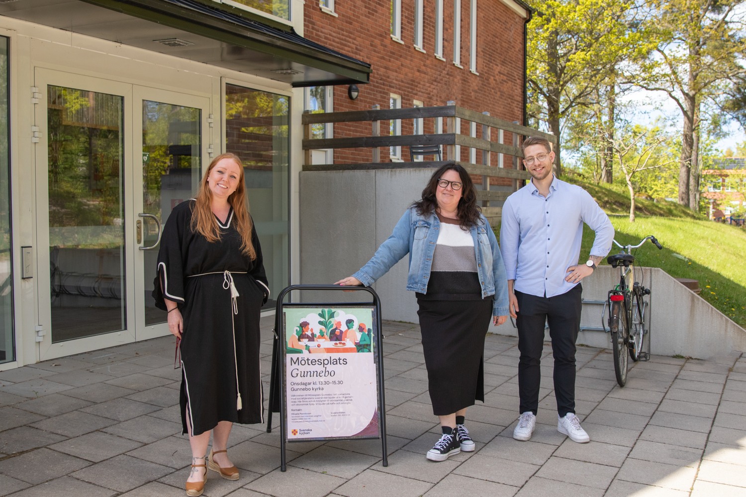 Mikaela, Catharina och Linus framför Gunnebo kyrka.