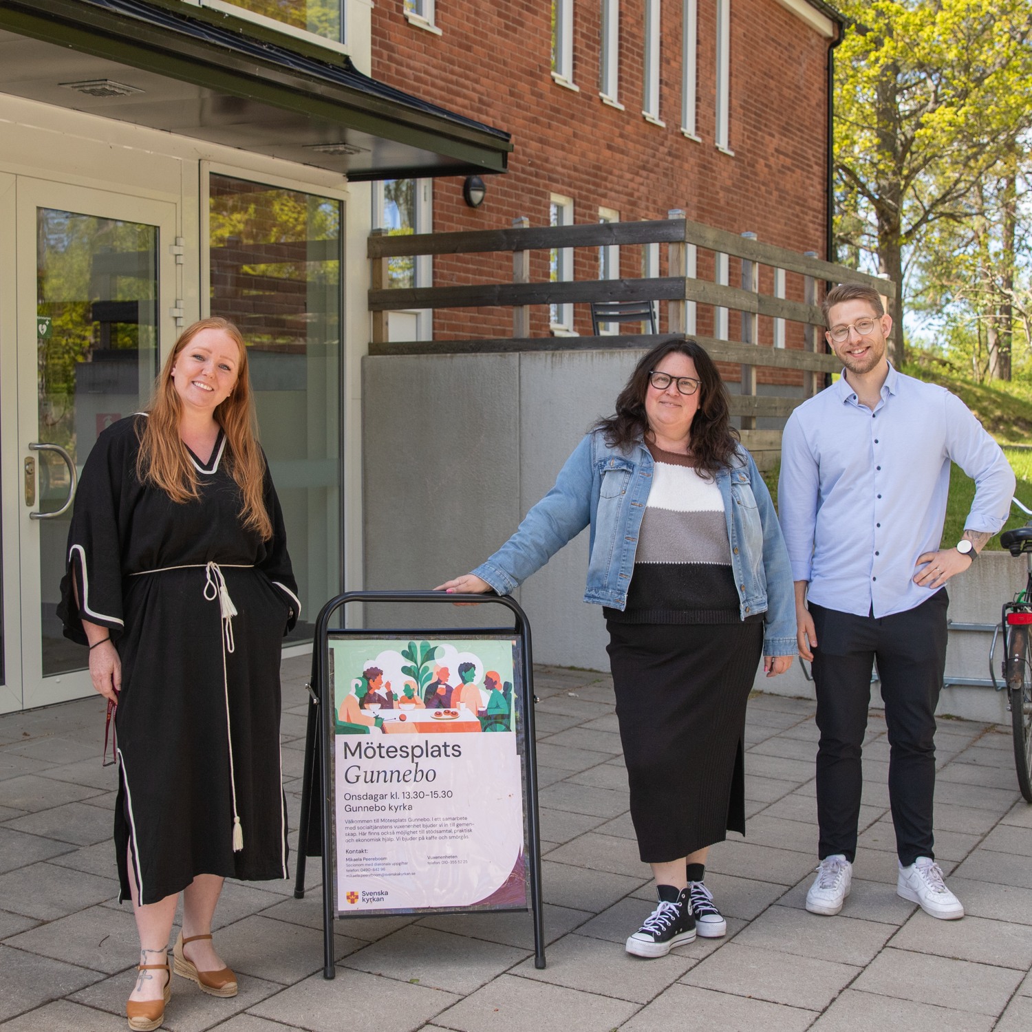 Mikaela, Catharina och Linus framför Gunnebo kyrka
