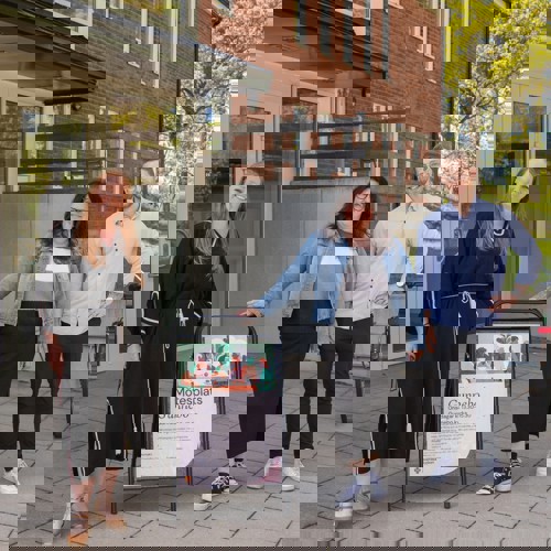 Mikaela, Catharina och Linus framför Gunnebo kyrka