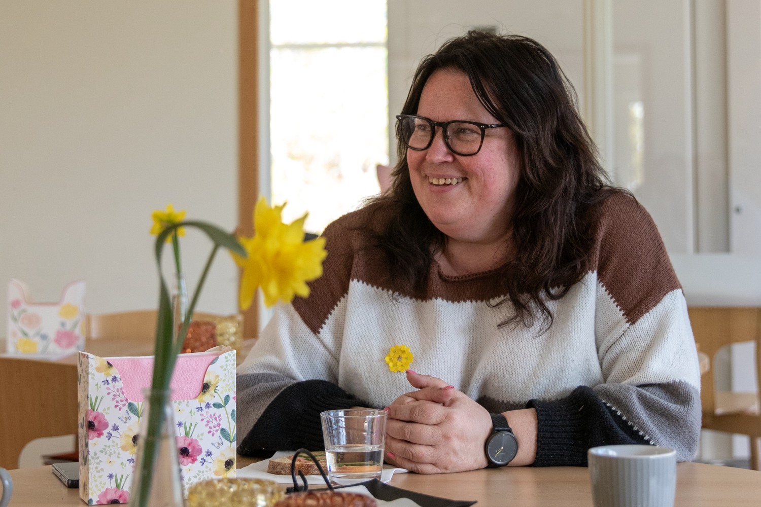 Catharina dricker kaffe och samtalar.