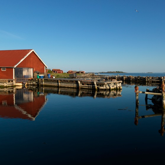 Båthus på Sladö en solig dag i skärgården.