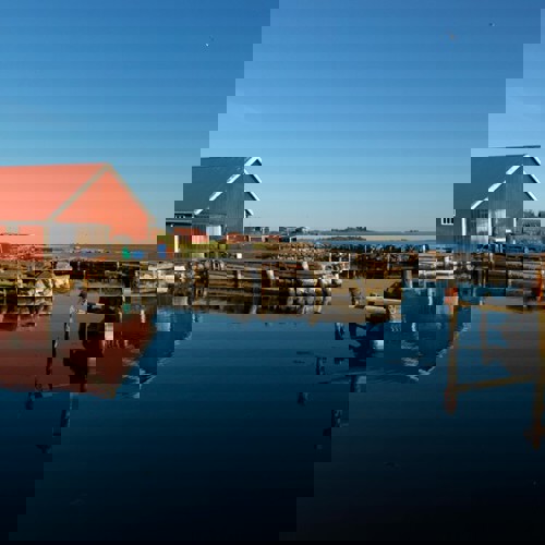 Båthus på Sladö en solig dag i skärgården.