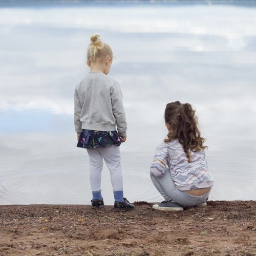 Två barn på en strand. 