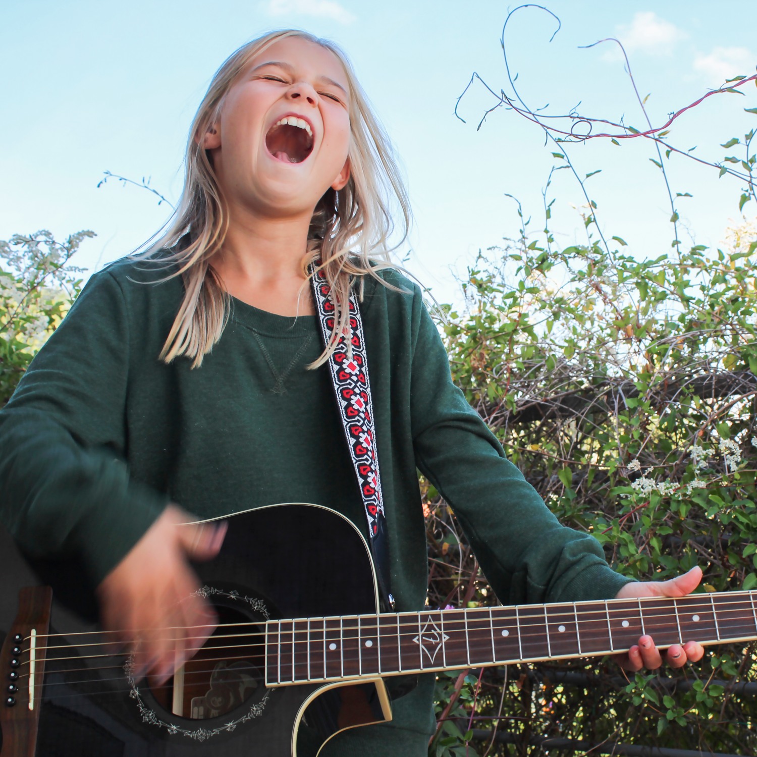 Flicka som spelar gitarr.