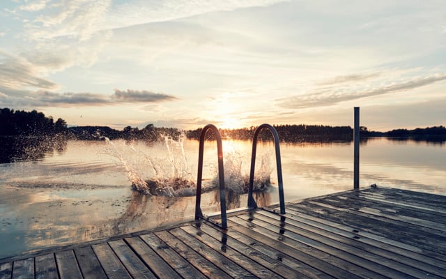 Plask i vattnet från brygga
