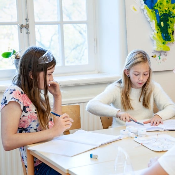 Barn som jobbar tillsammans i klassrum.