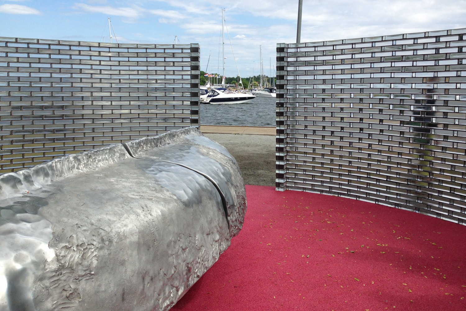 Konstverk av glas och metall.