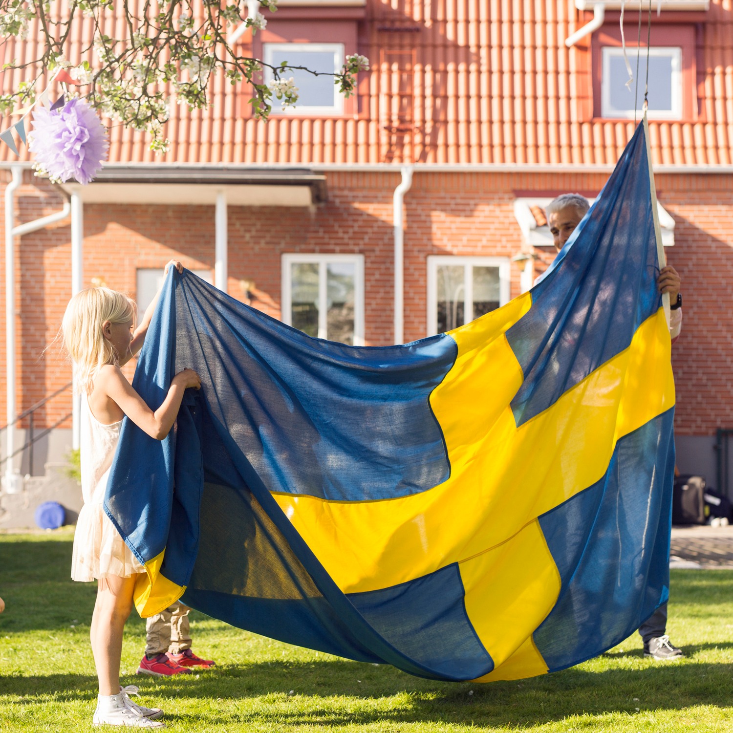 Barn som hissar svenska flaggan