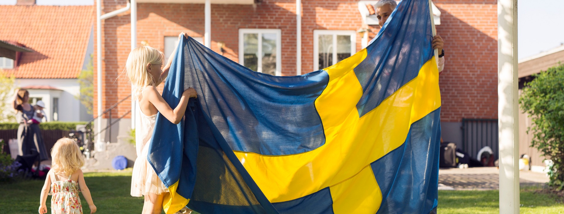 Barn som hissar flaggan