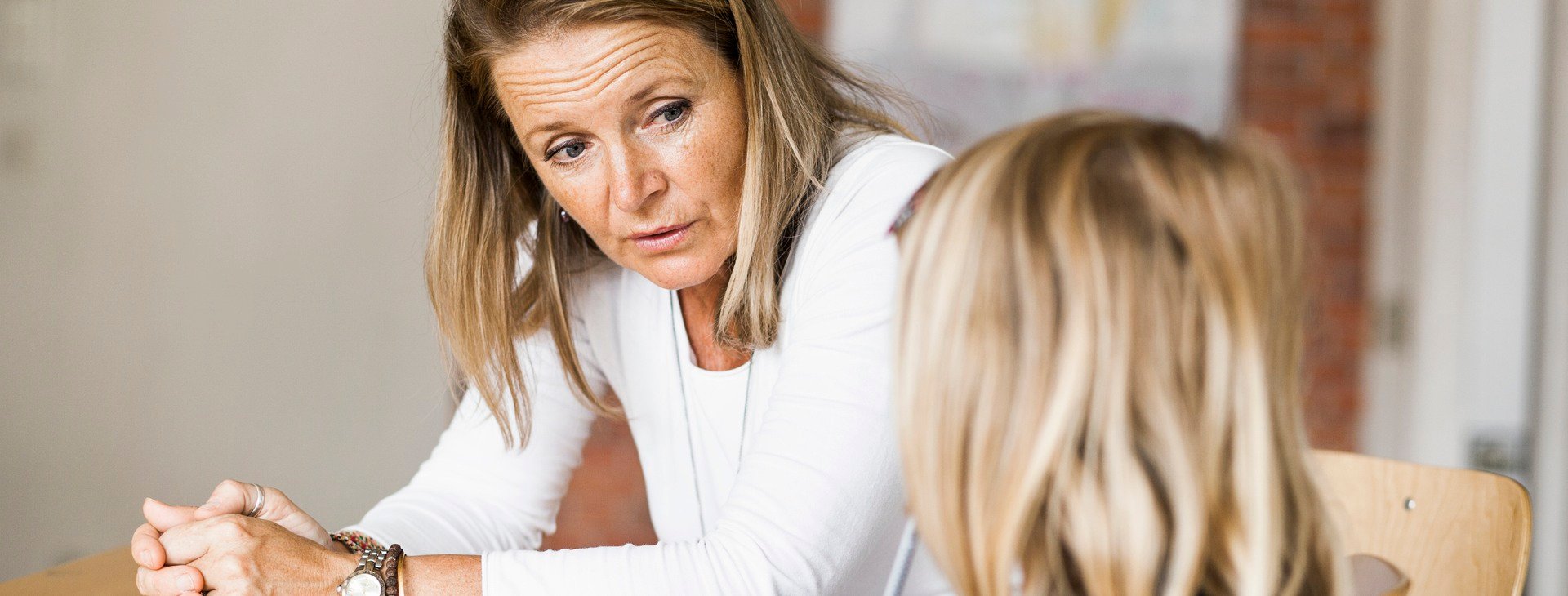 Samtal mellan en vuxen och ett barn.