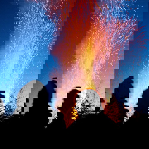 Personer vid en valborgseld